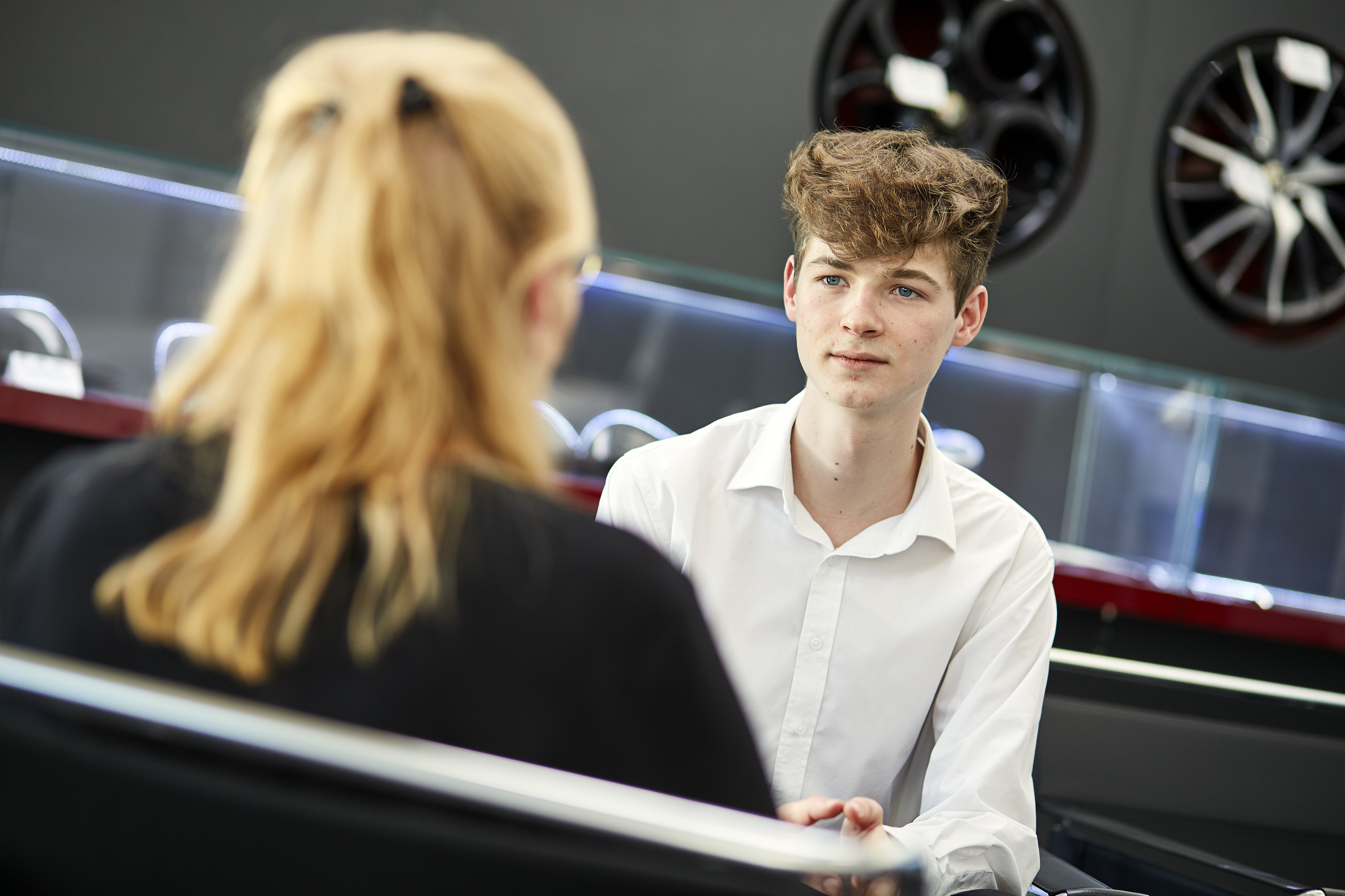 Duale Ausbildung zum/r Automobilkaufmann/-frau - Einzelhandelskaufmann/frau Lehrling mit Schwerpunkt Automobilverkauf bei Kundencenter Wiener Neustadt