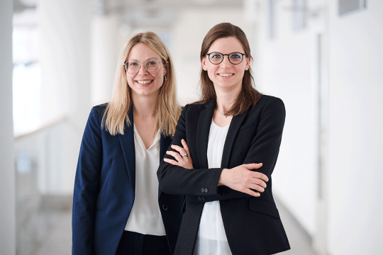 zwei Frauen stehen nebeneinander