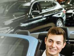 Einzelhandelskaufmann/-frau mit Schwerpunkt AUTOMOBILVERKÄUFER:IN